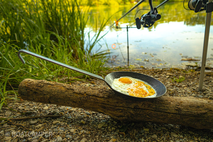 Schmiedeeiserne Bratpfanne mit Hakenstiel,  Made in Germany - Boatcamper