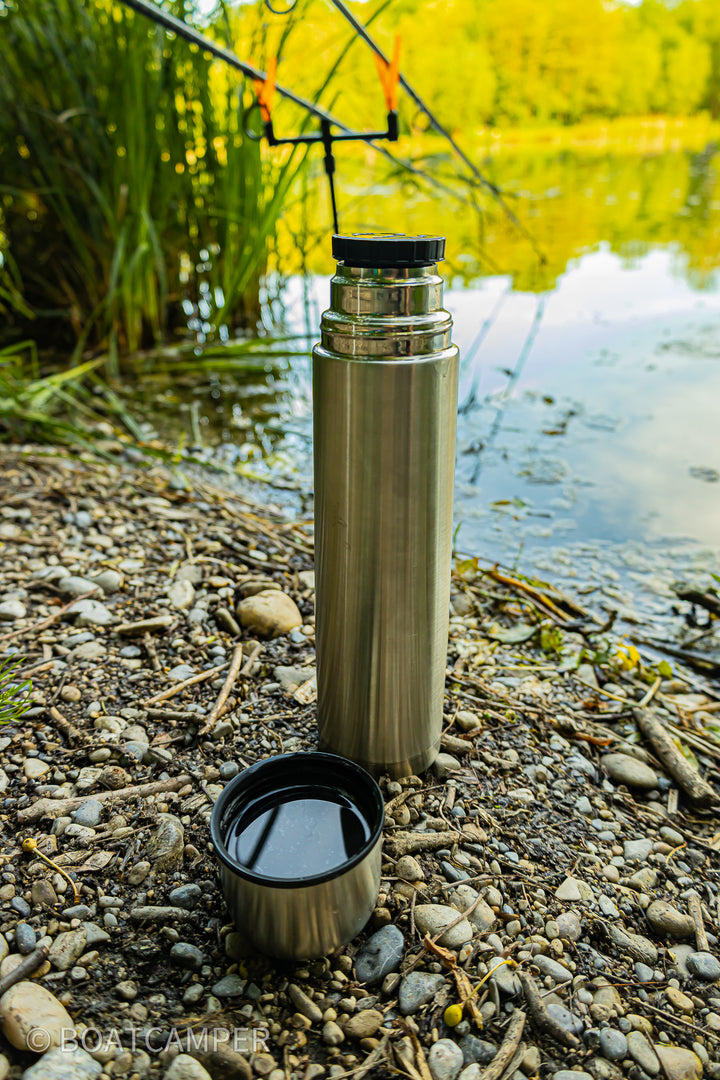 Isolierflasche, 1 Liter, mit Trinkbecher, "Die Dichte" - Boatcamper